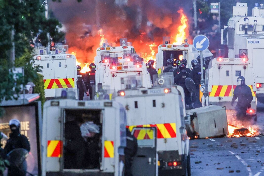 topshot-fires-burn-around-police-vehicles-as-protesters-stand-off-with-police-in-glengormley-7085094.jpg