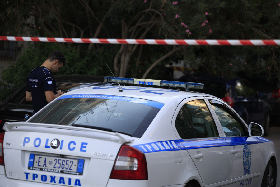 [389041] ΘΑΝΑΣΙΜΑ ΤΡΑΥΜΑΤΙΣΜΕΝΟΙ ΒΡΕΘΗΚΑΝ ΑΝΤΡΑΣ ΚΑΙ ΓΥΝΑΙΚΑ ΣΕ ΕΙΣΟΔΟ ΠΟΛΥΚΑΤΟΙΚΙΑΣ ΣΤΗ ΝΕΑ ΣΜΥΡΝΗ (ΓΙΩΡΓΟΣ ΚΟΝΤΑΡΙΝΗΣ / EUROKINISSI)