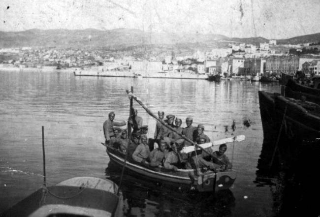 boylgaroi-stratiwtes-se-limani-ths-belladas.jpg