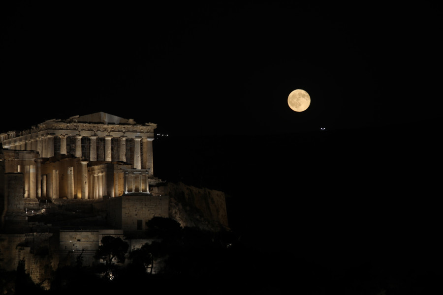 Η Πανσέληνος του Αυγούστου πάνω από την Αθήνα.