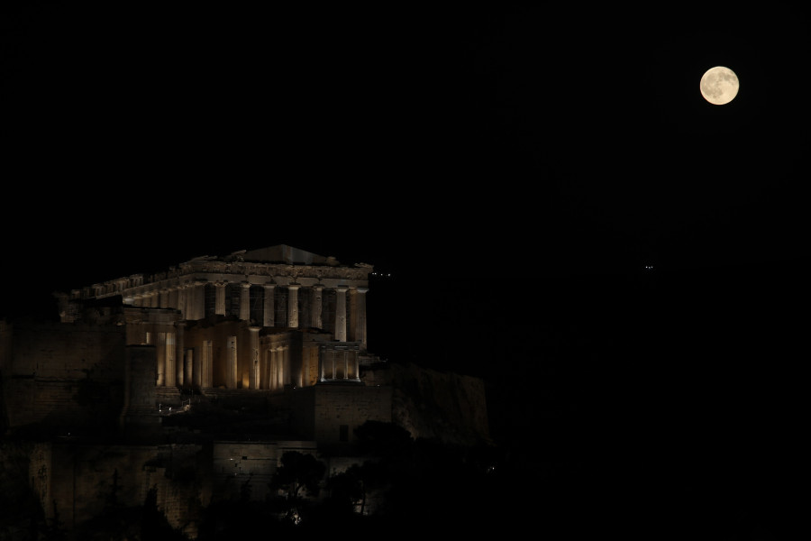 Η Πανσέληνος του Αυγούστου πάνω από την Αθήνα.