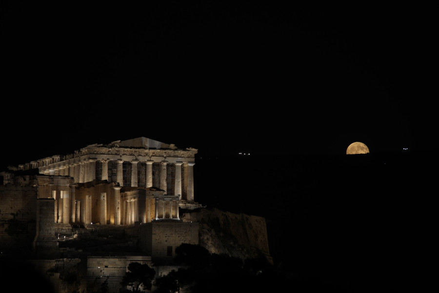 Η Πανσέληνος του Αυγούστου πάνω από την Αθήνα.