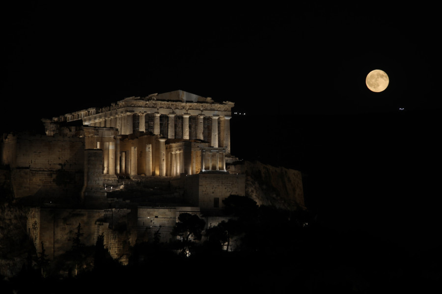 Η Πανσέληνος του Αυγούστου πάνω από την Αθήνα.