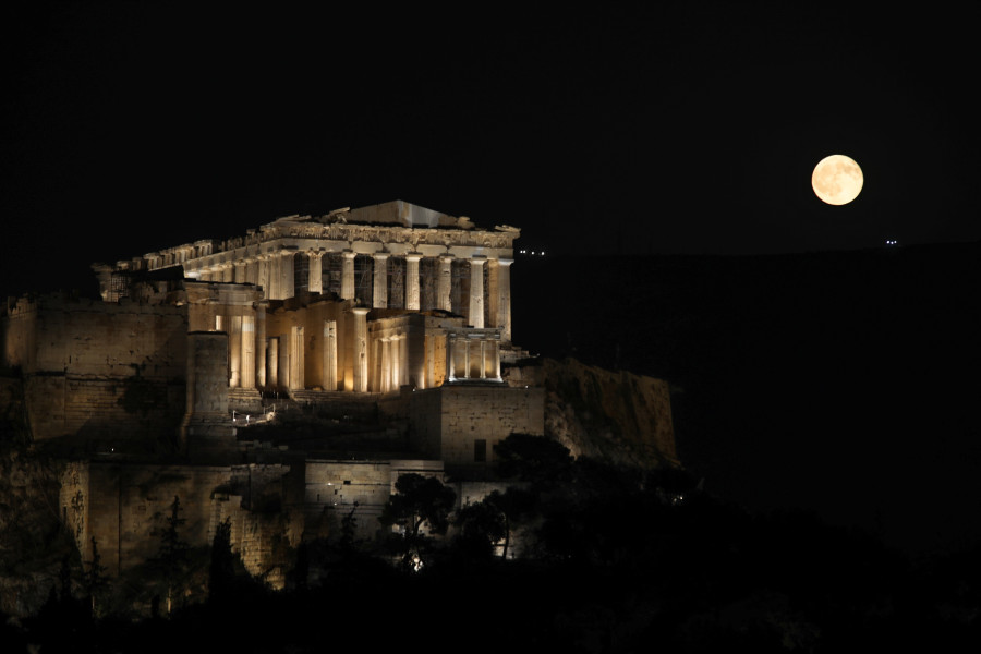 Η Πανσέληνος του Αυγούστου πάνω από την Αθήνα.