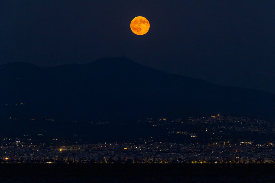 Η Πανσέληνος του Αυγούστου πάνω από τη Θεσσαλονίκη.