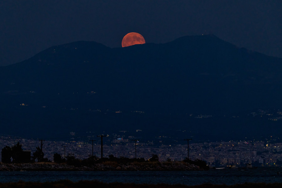 Η Πανσέληνος του Αυγούστου πάνω από τη Θεσσαλονίκη.