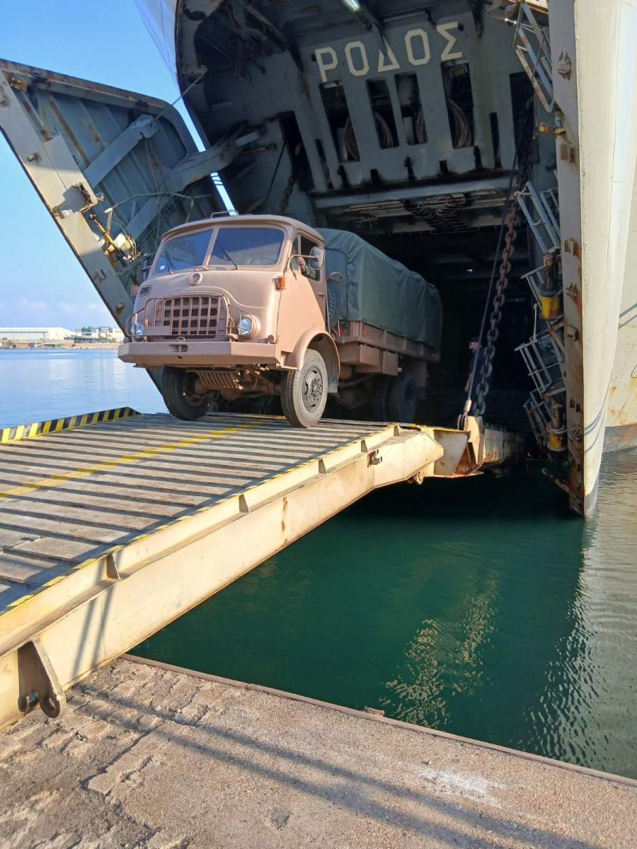 paradosi-stratiotikou-ylikou-stis-enoples-dynameis-tou-livanou260830006.jpeg