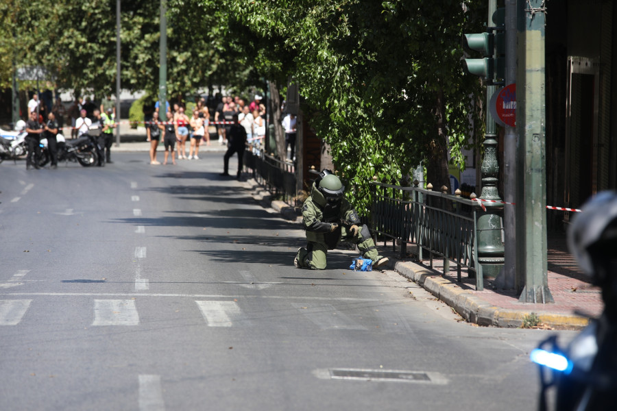 [389245] ΥΠΟΠΤΟ ΑΝΤΙΚΕΙΜΕΝΟ ΕΝΤΟΠΙΣΤΗΚΕ ΣΕ ΤΡΑΠΕΖΑ ΣΤΟ ΚΕΝΤΡΟ ΤΗΣ ΑΘΗΝΑΣ   (ΔΑΝΑΗ ΔΑΥΛΟΠΟΥΛΟΥ / EUROKINISSI)
