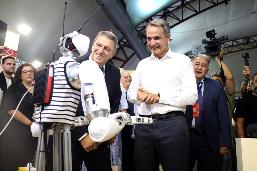 Ο Κυριάκος Μητσοτάκης συνομιλεί με ρομπότ στη ΔΕΘ.