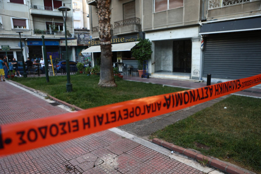 ΕΠΙΘΕΣΗ ΜΕ ΧΕΙΡΟΒΟΜΒΙΔΑ ΣΕ ΚΑΤΑΣΤΗΜΑ ΥΓΕΙΟΝΟΜΙΚΟΥ ΕΝΔΙΑΦΕΡΟΝΤΟΣ ΣΤΗΝ ΠΛΑΤΕΙΑ ΑΜΕΡΙΚΗΣ