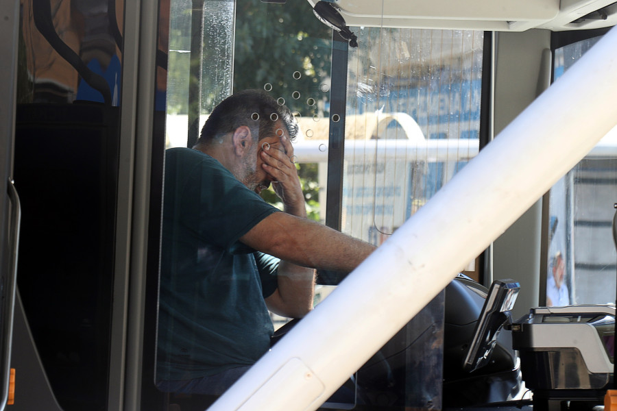 ΛΕΩΦΟΡΕΙΟ ΕΠΕΣΕ ΣΕ ΣΤΑΣΗ ΣΤΗ ΘΕΣΣΑΛΟΝΙΚΗ - ΤΕΣΣΕΡΕΙΣ ΤΡΑΥΜΑΤΙΕΣ