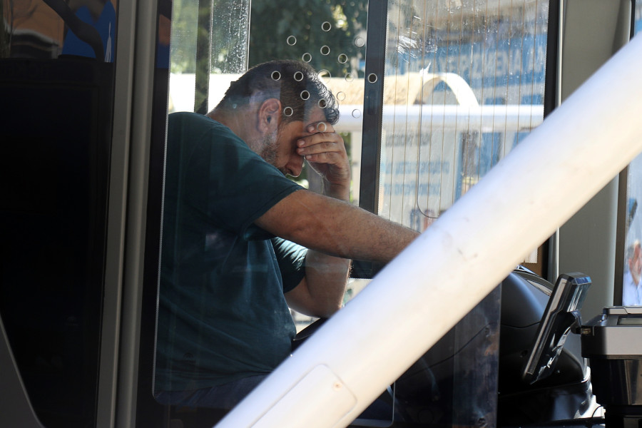 ΛΕΩΦΟΡΕΙΟ ΕΠΕΣΕ ΣΕ ΣΤΑΣΗ ΣΤΗ ΘΕΣΣΑΛΟΝΙΚΗ - ΤΕΣΣΕΡΕΙΣ ΤΡΑΥΜΑΤΙΕΣ