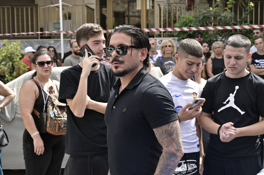 [389546] ΕΞΟΔΙΟΣ ΑΚΟΛΟΥΘΙΑ ΤΟΥ ΤΡΑΓΟΥΔΙΣΤΗ ΓΙΩΡΓΟΥ ΜΑΖΩΝΑΚΗ (ΜΙΧΑΛΗΣ ΠΑΠΑΝΙΚΟΛΑΟΥ / EUROKINISSI)