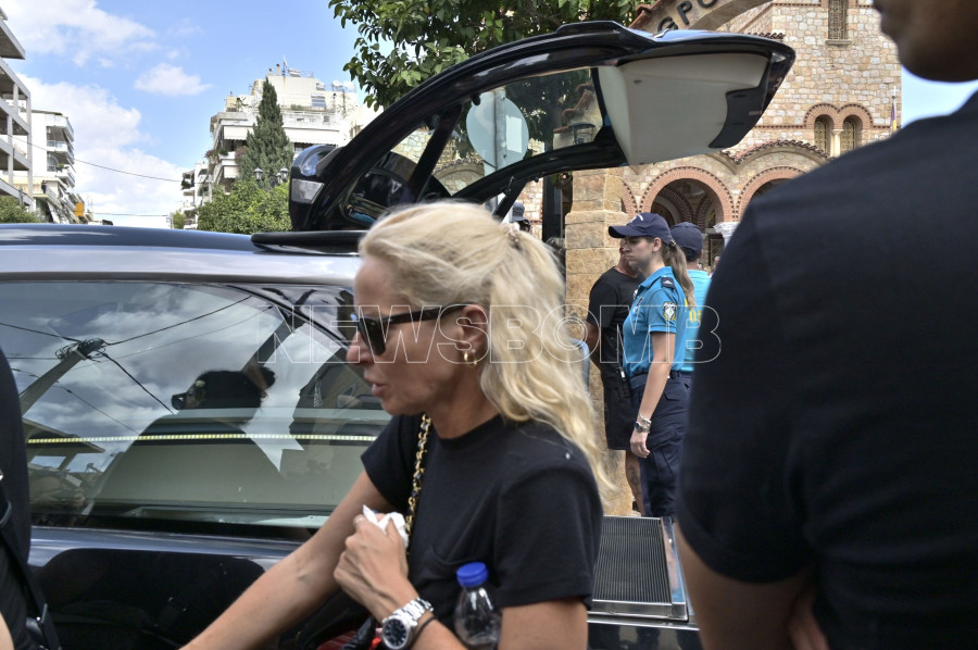 [389546] ΕΞΟΔΙΟΣ ΑΚΟΛΟΥΘΙΑ ΤΟΥ ΤΡΑΓΟΥΔΙΣΤΗ ΓΙΩΡΓΟΥ ΜΑΖΩΝΑΚΗ (ΜΙΧΑΛΗΣ ΠΑΠΑΝΙΚΟΛΑΟΥ / EUROKINISSI)