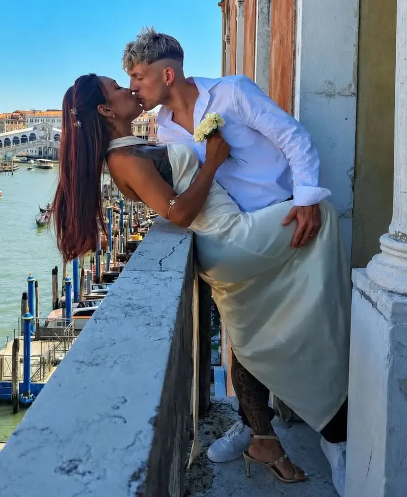 left-burano-italy-together-board-141051974.webp