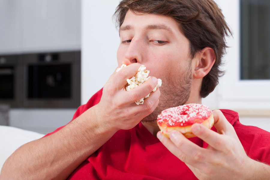 αντρας τρωει junk food