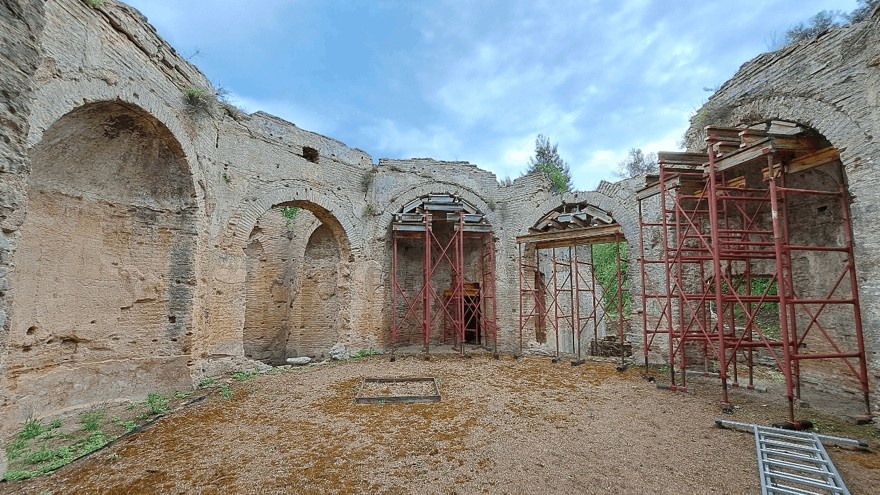 Άποψη του μνημείου με τα υποστηλώματα. Υφιστάμενη κατάσταση