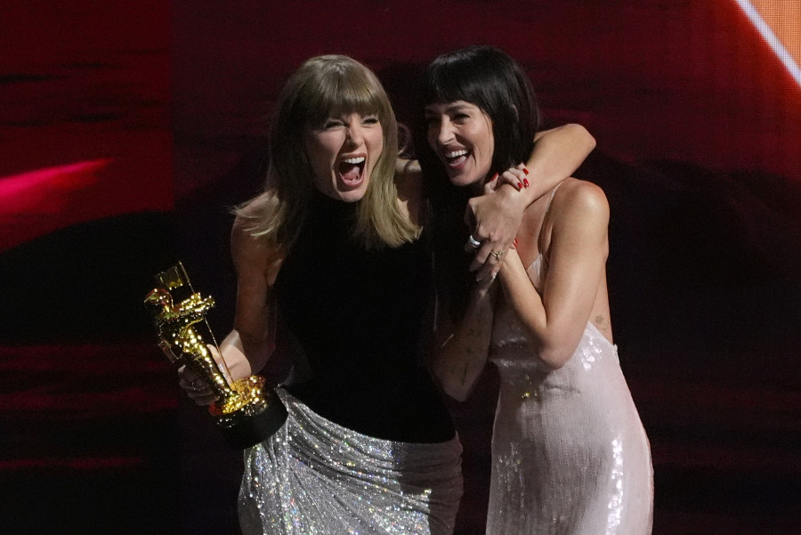 Taylor Swift,Dakota Johnson