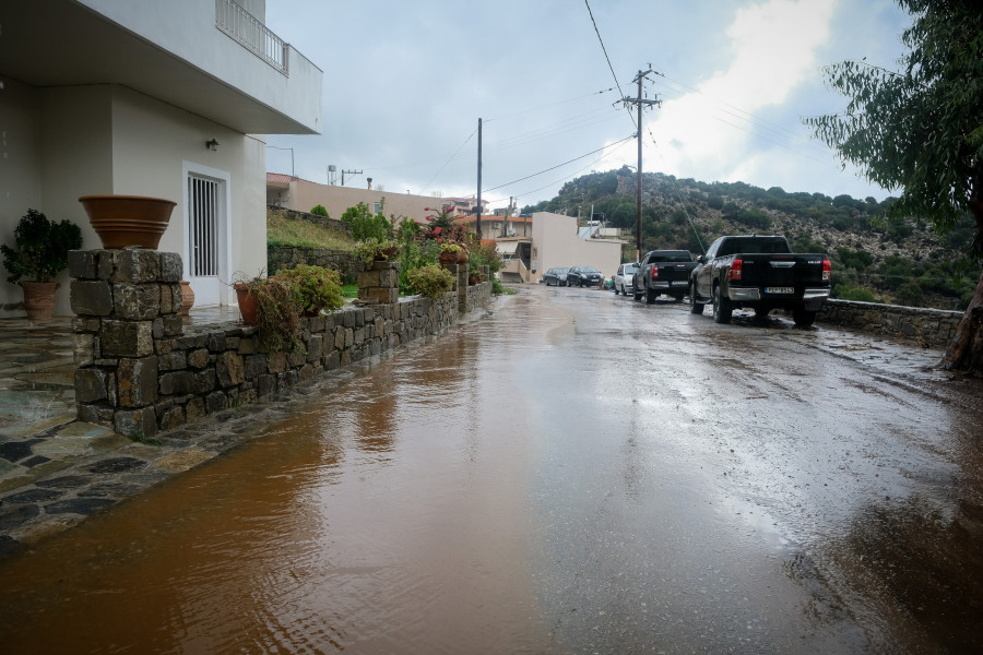 ΣΥΝΕΧΙΖΕΤΑΙ ΓΙΑ 2Η ΗΜΕΡΑ ΤΟ ΚΥΜΑ ΚΑΚΟΚΑΙΡΙΑΣ ΠΟΥ ΠΛΗΤΤΕΙ ΤΗΝ ΚΡΗΤΗ /ΚΑΤΑΣΤΡΟΦΕΣ ΑΠΟ ΤΟΝ ΜΕΓΑΛΟ ΟΓΚΟ ΝΕΡΟΥ ΣΤΑ ΖΩΝΙΑΝΑ ΤΟΥ ΔΗΜΟΥ ΜΥΛΟΠΟΤΑΜΟΥ ΣΤΟ ΡΕΘΥΜΝΟ (ΑΝΤΩΝΗΣ ΖΟΥΡΙΔΑΚΗΣ/EUROKINISSI)