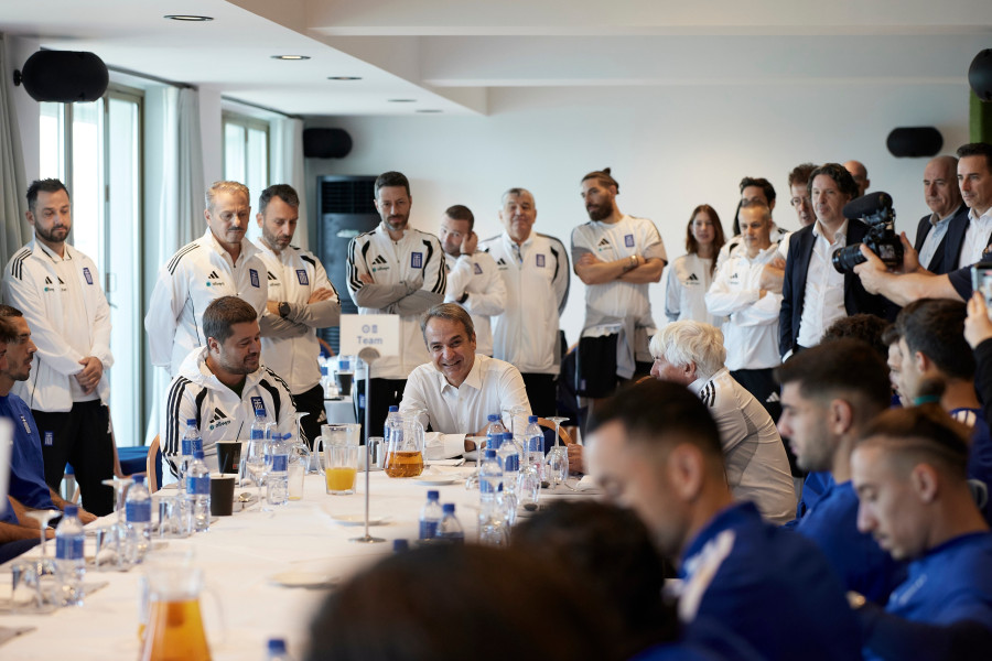 Επίσκεψη Μητσοτάκη στο ξενοδοχείο της Εθνικής Ελλάδας