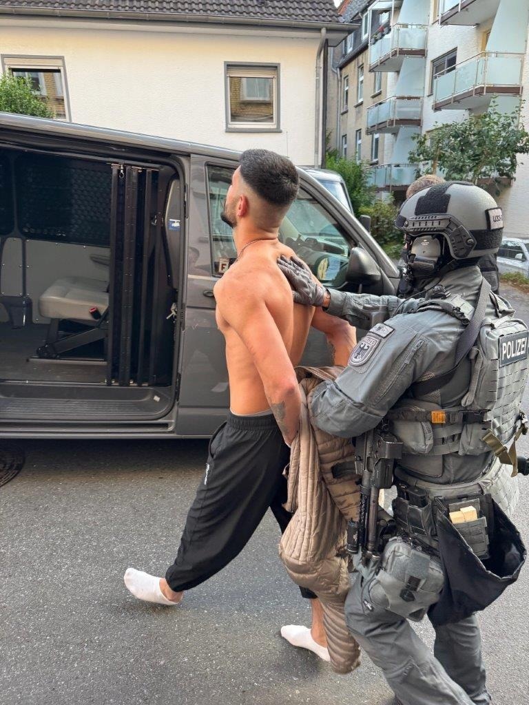 germanpoliceglockseizure.jpg