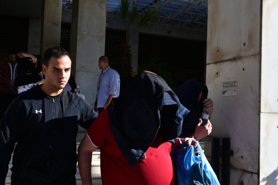 [390106] ΜΕΤΑΓΩΓΗ ΑΠΟ ΤΗ ΓΑΔΑ ΣΤΑ ΔΙΚΑΣΤΗΡΙΑ ΤΩΝ ΣΥΛΗΦΘΕΝΤΩΝ ΠΟΥ ΚΑΤΗΓΟΡΟΥΝΤΑΙ ΓΙΑ ΚΑΚΟΥΡΓΗΜΑΤΙΚΗ ΑΠΑΤΗ ΣΕ ΒΑΡΟΣ ΤΟΥ ΔΗΜΟΣΙΟΥ  (ΤΑΤΙΑΝΑ ΜΠΟΛΑΡΗ / EUROKINISSI)