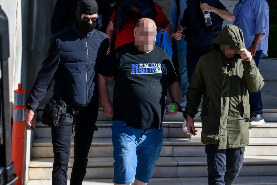 [390106] ΜΕΤΑΓΩΓΗ ΑΠΟ ΤΗ ΓΑΔΑ ΣΤΑ ΔΙΚΑΣΤΗΡΙΑ ΤΩΝ ΣΥΛΗΦΘΕΝΤΩΝ ΠΟΥ ΚΑΤΗΓΟΡΟΥΝΤΑΙ ΓΙΑ ΚΑΚΟΥΡΓΗΜΑΤΙΚΗ ΑΠΑΤΗ ΣΕ ΒΑΡΟΣ ΤΟΥ ΔΗΜΟΣΙΟΥ  (ΤΑΤΙΑΝΑ ΜΠΟΛΑΡΗ / EUROKINISSI)