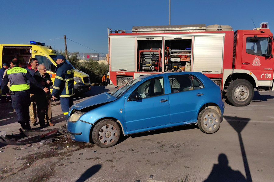 ΣΟΒΑΡΟ ΤΡΟΧΑΙΟ ΜΕ ΣΥΓΚΡΟΥΣΗ ΔΥΟ ΟΧΗΜΑΤΩΝ ΣΤΗΝ ΕΘΝΙΚΗ ΟΔΟ ΝΑΥΠΛΙΟΥ - ΜΥΚΗΝΩΝ ΣΤΗΝ ΑΡΓΟΛΙΔΑ  ΜΕ ΤΕΣΣΕΡΙΣ ΤΡΑΥΜΑΤΙΕΣ ΜΑΤΑΞΥ ΤΟΥ ΚΙ ΕΝΑ ΒΡΕΦΟΣ