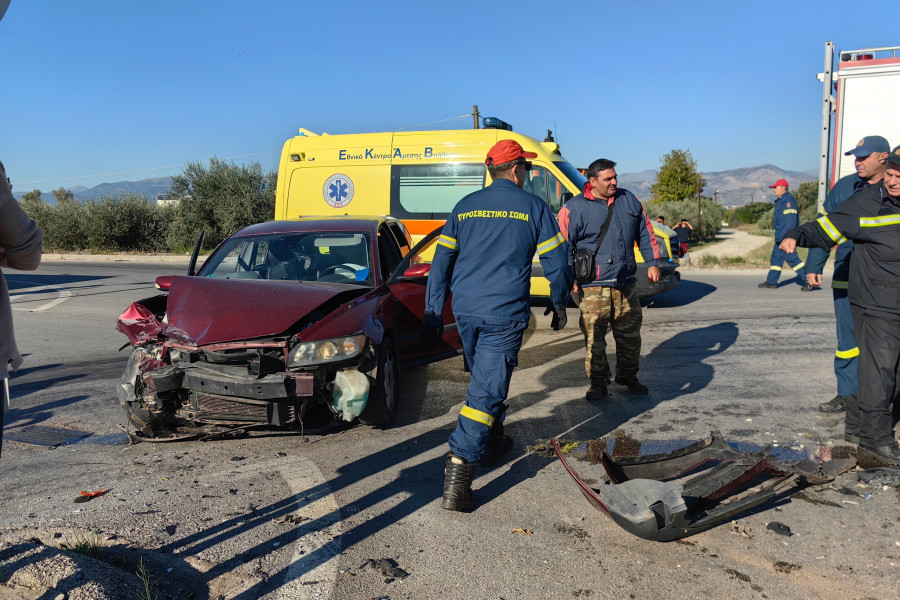 ΣΟΒΑΡΟ ΤΡΟΧΑΙΟ ΜΕ ΣΥΓΚΡΟΥΣΗ ΔΥΟ ΟΧΗΜΑΤΩΝ ΣΤΗΝ ΕΘΝΙΚΗ ΟΔΟ ΝΑΥΠΛΙΟΥ - ΜΥΚΗΝΩΝ ΣΤΗΝ ΑΡΓΟΛΙΔΑ  ΜΕ ΤΕΣΣΕΡΙΣ ΤΡΑΥΜΑΤΙΕΣ ΜΑΤΑΞΥ ΤΟΥ ΚΙ ΕΝΑ ΒΡΕΦΟΣ