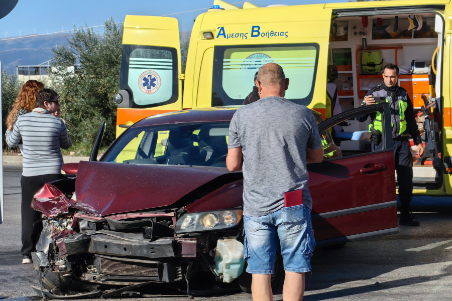 ΣΟΒΑΡΟ ΤΡΟΧΑΙΟ ΜΕ ΣΥΓΚΡΟΥΣΗ ΔΥΟ ΟΧΗΜΑΤΩΝ ΣΤΗΝ ΕΘΝΙΚΗ ΟΔΟ ΝΑΥΠΛΙΟΥ - ΜΥΚΗΝΩΝ ΣΤΗΝ ΑΡΓΟΛΙΔΑ  ΜΕ ΤΕΣΣΕΡΙΣ ΤΡΑΥΜΑΤΙΕΣ ΜΑΤΑΞΥ ΤΟΥ ΚΙ ΕΝΑ ΒΡΕΦΟΣ