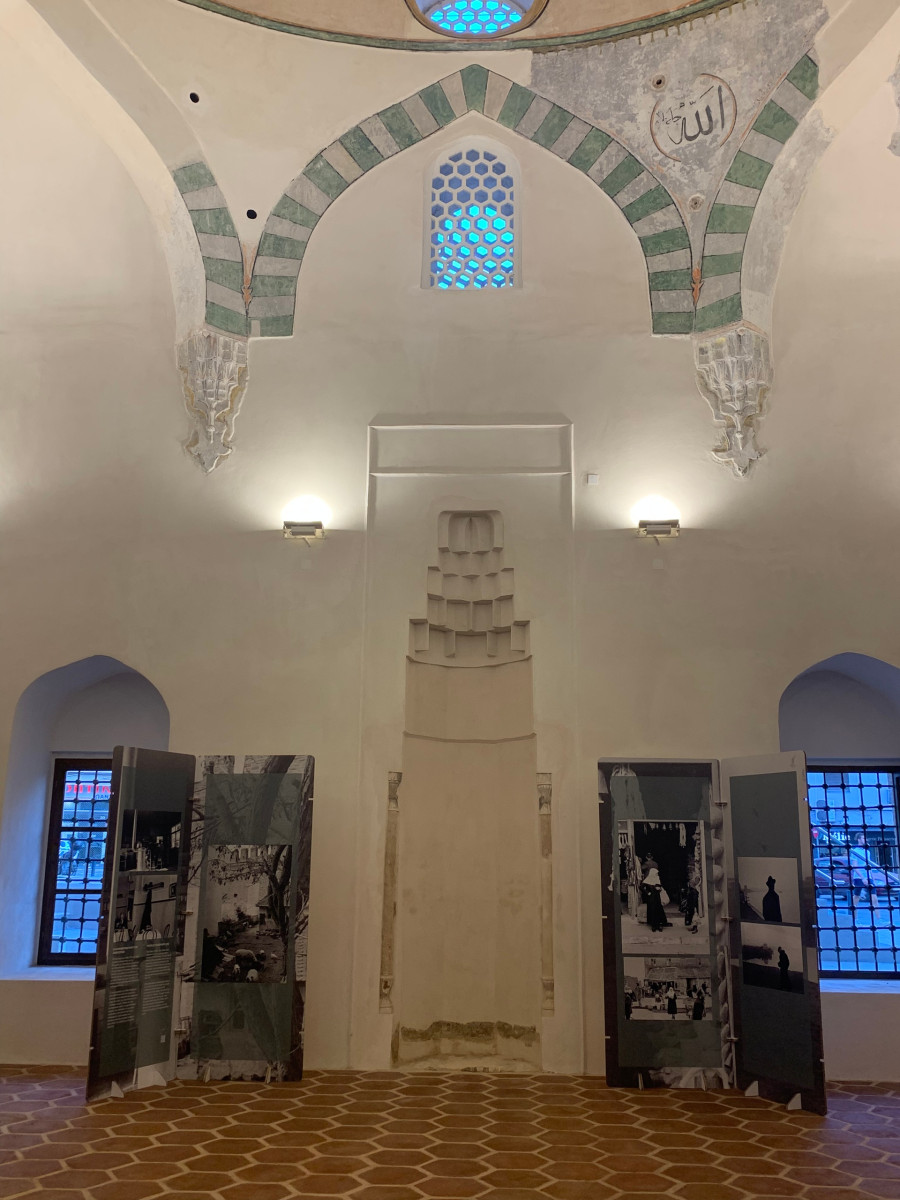 Η έκθεση του MOMus στο εσωτερικό του μνημείου