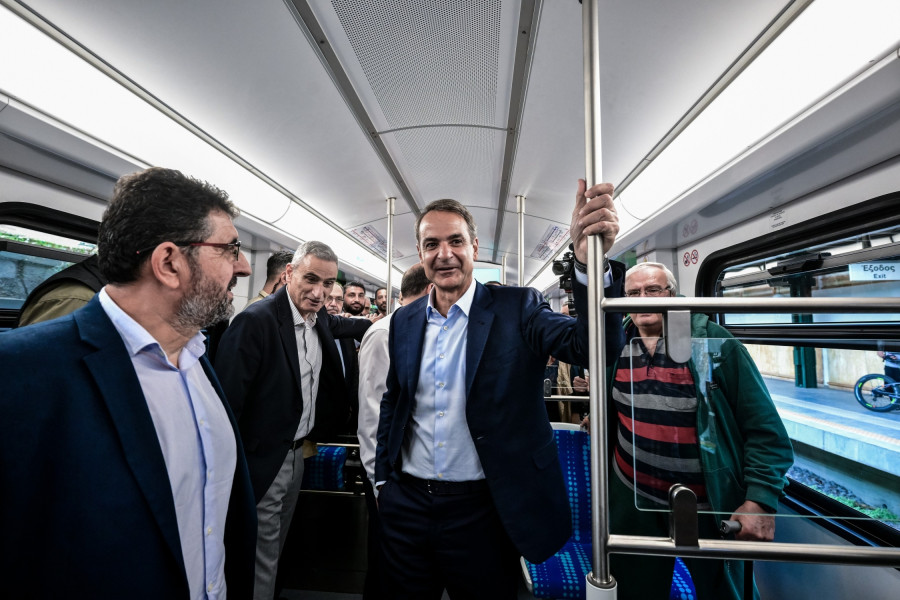 Κυριάκος Μητσοτάκης; πρωθυπουργός; ΗΣΑΠ; Θησείο; μετρό; συγκοινωνίες; βαγόνια; Αθήνα; Ελλάδα; Kyriakos Mitsotakis; prime minister; ISAP; Thissio; metro; public transport; train cars; Athens; Greece; politics; δημόσια συγκοινωνία; μέσα μαζικής μεταφοράς; ΜΜΜ; train; Αττικό Μετρό; Attiko Metro;