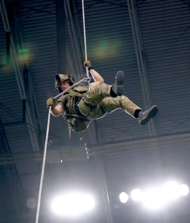 soldier-rappels-alamodome-stadium-rafters-145566131.webp