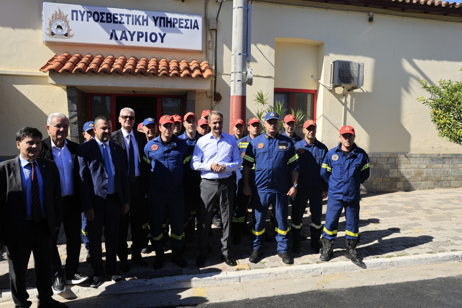 [390472] ΣΥΝΑΝΤΗΣΗ ΤΟΥ ΠΡΩΘΥΠΟΥΡΓΟΥ ΚΥΡΙΑΚΟΥ ΜΗΤΣΟΤΑΚΗ ΜΕ ΚΑΤΟΙΚΟΥΣ ΣΤΟ ΛΑΥΡΙΟ (ΓΙΩΡΓΟΣ ΚΟΝΤΑΡΙΝΗΣ ΓΙΩΡΓΟΣ / EUROKINISSI)