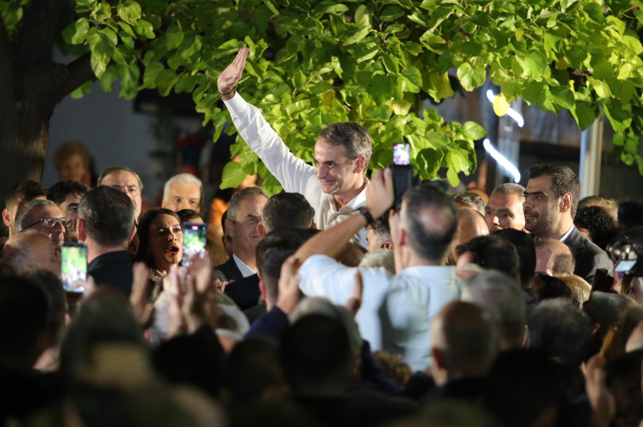  ΚΥΡΙΑΚΟΥ ΜΗΤΣΟΤΑΚΗ ΜΕ ΠΟΛΙΤΕΣ ΣΤΑ ΒΡΙΛΗΣΣΙΑ (ΣΩΤΗΡΗΣ ΔΗΜΗΤΡΟΠΟΥΛΟΣ / EUROKINISSI)