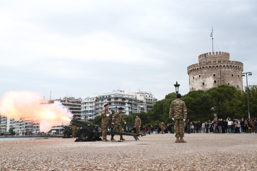 [390675] ΕΠΑΡΣΗ ΣΗΜΑΙΑΣ ΣΤΟΝ ΛΕΥΚΟ ΠΥΡΓΟ.  ΕΙΚΟΣΙ ΕΝΑΣ ΚΑΝΟΝΙΟΒΟΛΙΣΜΟΙ ΑΠΟ ΟΥΛΑΜΟ ΠΥΡΟΒΟΛΙΚΟΥ (ΣΩΤΗΡΗΣ ΤΡΥΨΑΝΗΣ / EUROKINISSI)