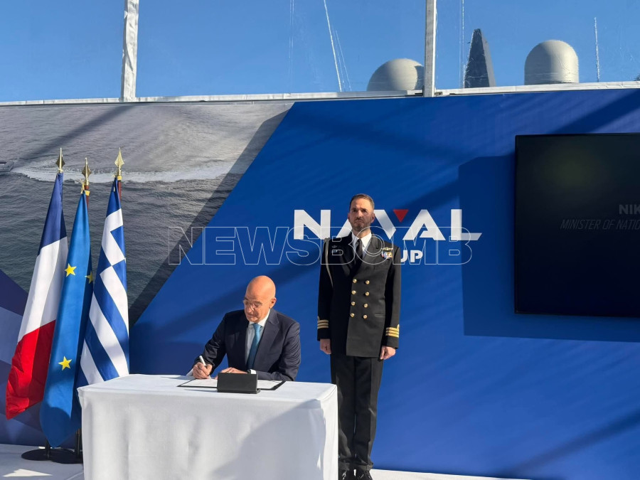 Υπογραφή παραλαβής της φρεγάτας «Νέαρχος»