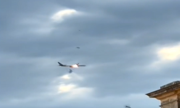 Κινητήρας αεροσκάφους που απογειώθηκε από την Κέρκυρα έπιασε φωτιά στον αέρα - Βίντεο