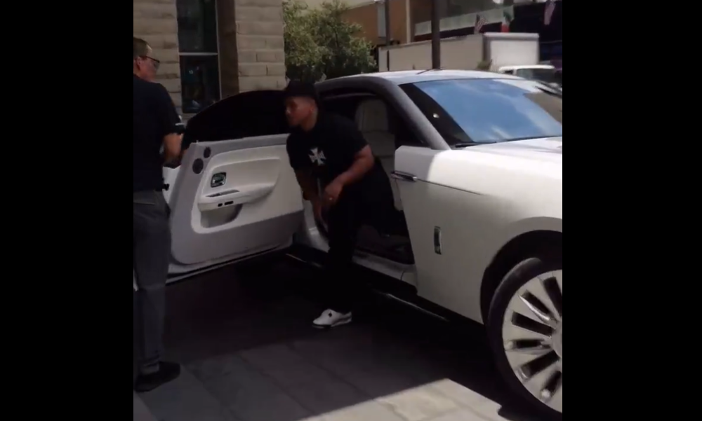 Με πολυτελή Rolls-Royce έφτασε ο κουρέας του Λαμίν Γιαμάλ για το νέο του look - Βίντεο