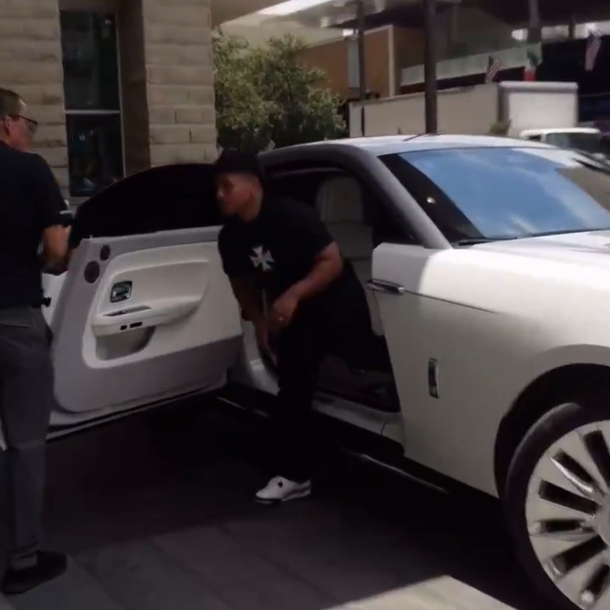Με πολυτελή Rolls-Royce έφτασε ο κουρέας του Λαμίν Γιαμάλ για το νέο του look - Βίντεο