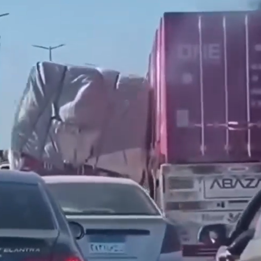 Συγκλονιστικό βίντεο: Νταλίκα στην Αίγυπτο σώζει από ανατροπή φορτηγό που του έσκασε το λάστιχο