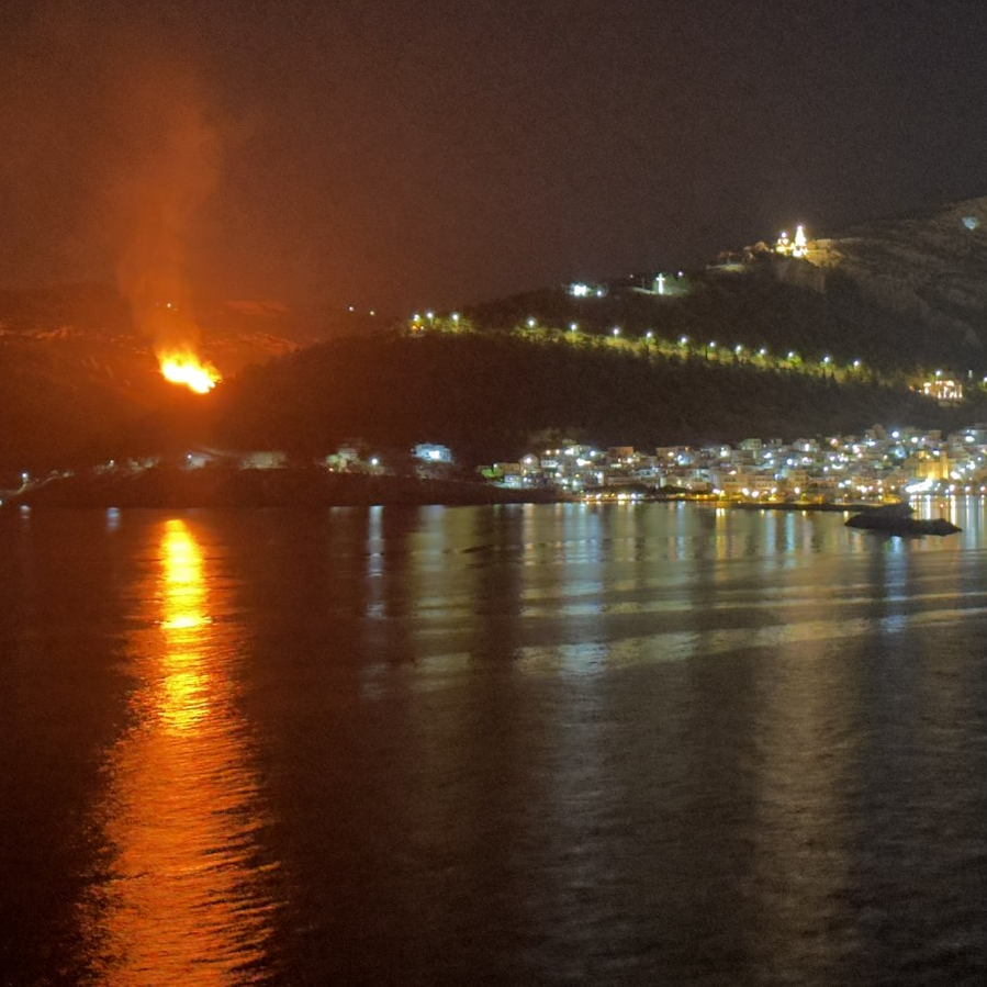 Φωτιά στην Κάλυμνο: Μάχη με τις φλόγες δίνουν πυροσβέστες και εθελοντές – Αγωνία για το πευκοδάσος