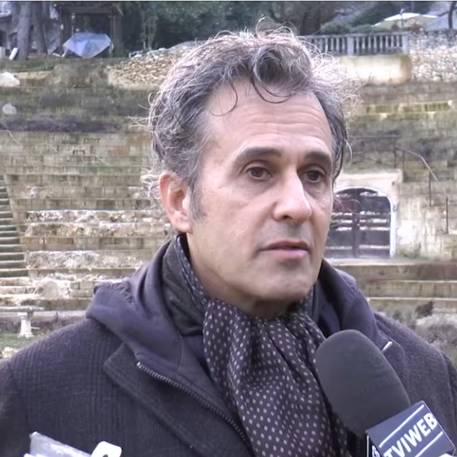 Η απίστευτη ιστορία 69χρονου που έχτισε ψεύτικο ρωμαϊκό θέατρο στην Ιταλία και πουλούσε εισιτήρια