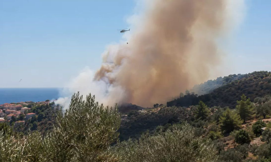 Φωτιά στη Μυτιλήνη: Ενισχύθηκαν οι δυνάμεις στο Πλωμάρι - Επιχειρούν έξι ενάερια μέσα