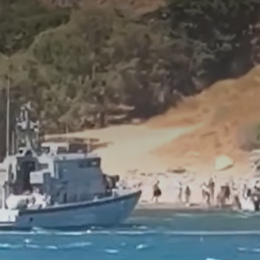 Φωτιά στο Ρέθυμνο: Απεγκλωβίστηκαν από θαλάσσης 50 άτομα από την παραλία Πρέβελης - Βίντεο