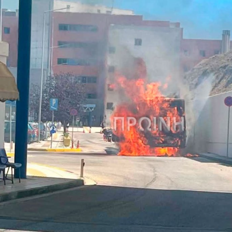 Καβάλα: Φωτιά σε αστικό λεωφορείο έξω από νοσοκομείο - Στις φλόγες το όχημα εν κινήσει