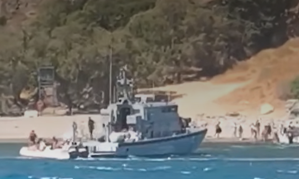 Φωτιά στο Ρέθυμνο: Απεγκλωβίστηκαν από θαλάσσης 50 άτομα από την παραλία Πρέβελης - Βίντεο