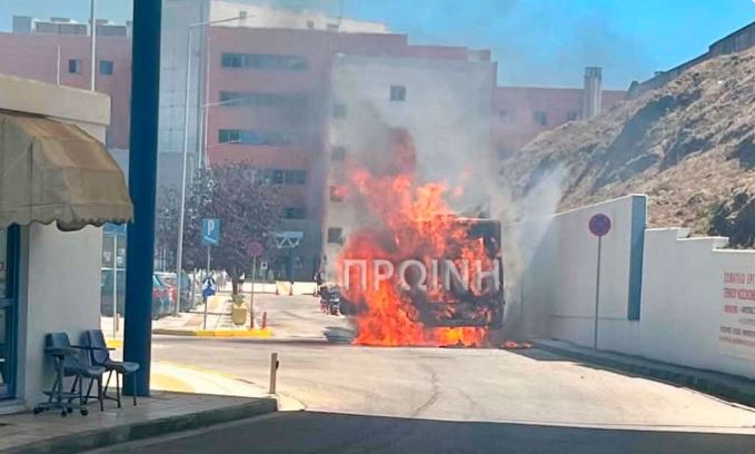 Καβάλα: Φωτιά σε αστικό λεωφορείο έξω από νοσοκομείο - Στις φλόγες το όχημα εν κινήσει