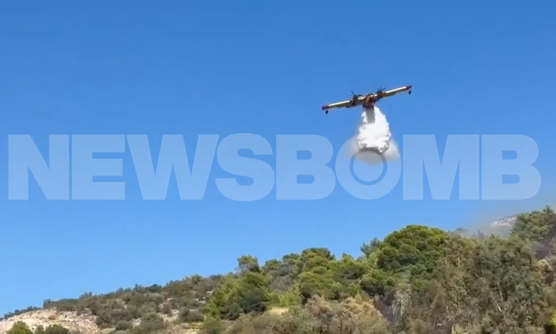 Βίντεο Newsbomb: 7 Canadair ρίψεις, το ένα μετά το άλλο, στη φωτιά σε Ποικίλο Όρος και Χαϊδάρι