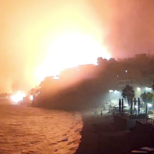 Κάηκαν σπίτια στο Πόρτο Γερμενό - Ακούστηκαν εκρήξεις - Κλειστός ο δρόμος